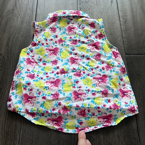 Girl, floral sleeveless button down, collared high low crop front tie shirt - Picture 6 of 6